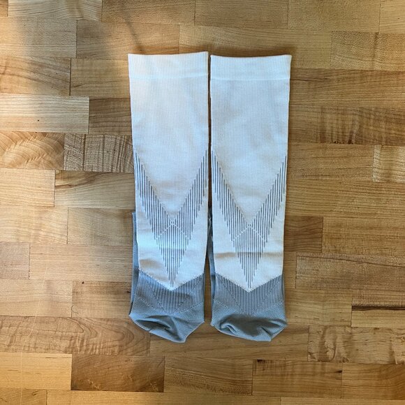 Men's Small 6-7.5 Nike Elite Running Lightweight Long Compression Socks White - Picture 2 of 4